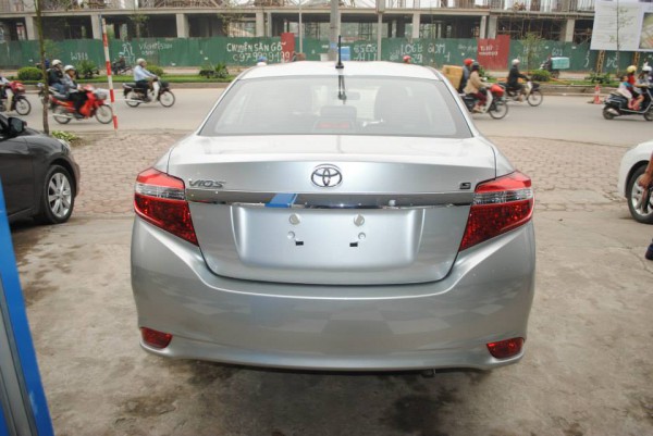 Toyota Vios 2014 màu bạc, mới 100%, có xe giao ngay!